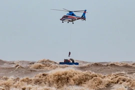 Trực thăng giải cứu 6 thuyền viên gặp nạn như thế nào?