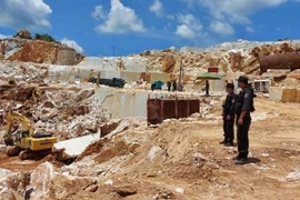 Công an Nghệ An bắt quả tang khai thác đá trắng trái phép ở xã Châu Lộc, Quỳ Hợp. Ảnh: Công an tỉnh Nghệ An. 