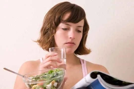 Vừa ăn cơm vừa uống nước, có nên tiếp tục?