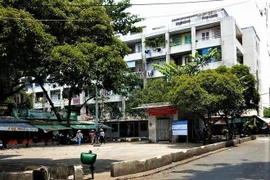 TP.HCM cách ly 2 người ở chung cư Lạc Long Quân