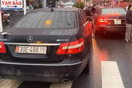 Công an xác minh vụ 2 xe Mercedes cùng biển số ở Hà Nội
