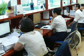 Bộ trưởng Nội vụ: Cán bộ làm hơn 8 giờ, trưa không nghỉ, tối về muộn