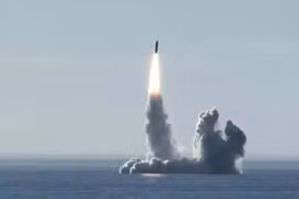 Video: Nga phóng thử nghiệm thành công tên lửa đạn đạo từ tàu ngầm hạt nhân lớp Borei