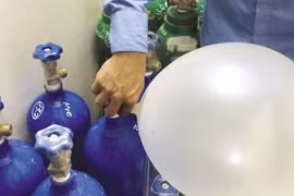 Yếu liệt chân vì bóng cười 