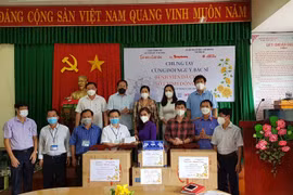 Thay mặt ban tổ chức, nhà báo Bùi Hương trao tặng 5 triệu đồng tiền mặt, 100 thùng sữa và các trang thiết bị y tế cho BS CKI Nguyễn Trung Tín, Giám đốc Bệnh viện Dã chiến số 1, tỉnh Đồng Nai.