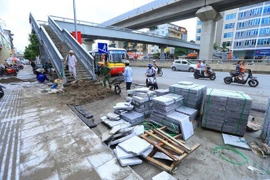 Nhiều quận, huyện Hà Nội dùng đá lát vỉa hè 'kém chuẩn'