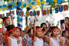 Hà Nội sẽ từng bước triển khai chương trình Sữa học đường 