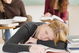 7 bệnh từ thói quen ngủ gục trên bàn