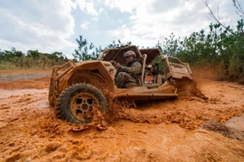 Video: Lính thủy Đánh bộ Mỹ thục luyện điều khiển xe địa hình UTV