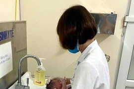 Một người xưng là ông ngoại xin nhận bé sơ sinh bị bỏ rơi trong khe tường