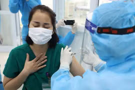 Nữ điều dưỡng sốt nhẹ sau khi tiêm vacine Covid-19