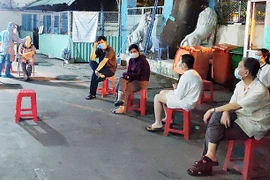 24 quận, huyện lấy mẫu nhân viên Tân Sơn Nhất trong đêm