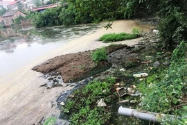 Gia Lâm – Hà Nội: Kênh ngập rác, dân khát nước sạch