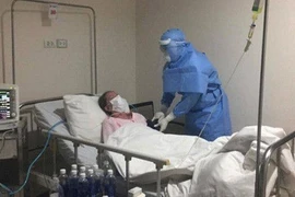 Hai bệnh nhân mắc Covid -19 diễn biến xấu, phải thở máy và lọc máu