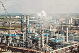 Khoảng 800 thường dân đang “trú ẩn” tại nhà máy hóa chất Azot