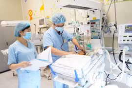 Chạy ECMO + 2 lần mổ cứu trẻ có dạ dày, lá lách nằm trên lồng ngực