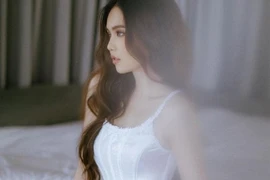 Ngọc Trinh tung ảnh nội y gợi cảm như thiên thần