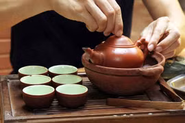 Cầm chén trà đừng vội uống ngay