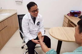 Bác sĩ giúp cụ già muốn đi phải có người dìu, nay tự đạp xe đi chơi