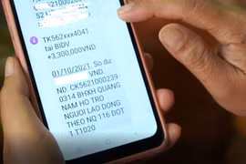 Những lao động đầu tiên được chi trả tiền hỗ trợ từ nguồn kết dư Quỹ BHTN. Ảnh: Thanh Dũng