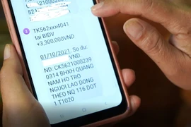 Những lao động đầu tiên được chi trả tiền hỗ trợ từ nguồn kết dư Quỹ BHTN. Ảnh: Thanh Dũng