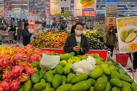 Giá xăng dầu tăng kéo theo giá hàng hóa tiêu dùng tăng cao khiến người dân thêm “nặng gánh” chi tiêu.