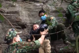 Video Bộ đội Biên phòng Cao Bằng giải cứu 05 phụ nữ và 01 cháu bé bị mắc kẹt trên vách đá