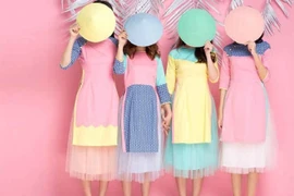 GS Hoàng Chương: Cách tân áo dài đừng “bóp cổ”