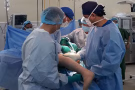 Bệnh viện Quân y 175 phối hợp thay khớp miễn phí cho 46 bệnh nhân nghèo