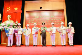 Trao quyết định thăng hàm cấp tướng cho 9 sĩ quan Công an cao cấp