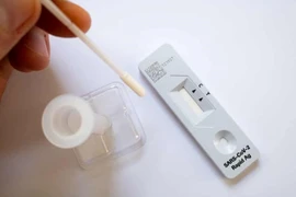 Mỹ cảnh báo đã có trường hợp ngộ độc do dung dịch kit test Covid-19 