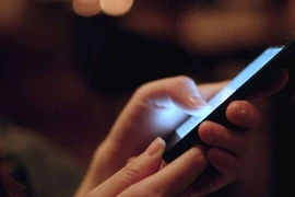 Tránh để màn hình quá sáng