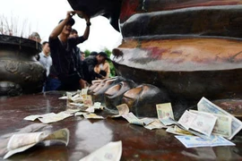 'Rải tiền lẻ khi đi lễ chùa là hành động sai lầm'