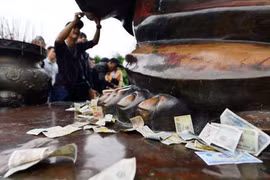 'Rải tiền lẻ khi đi lễ chùa là hành động sai lầm'