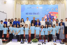 Các bạn Thanh thiếu niên và Đại biểu chụp ảnh lưu niệm.