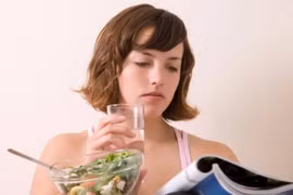 Nên uống nước gì trong bữa ăn?