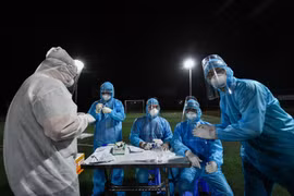 Việt Nam 'chọn con đường khó nhất' trong chống dịch