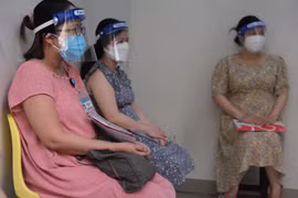 Bệnh viện Hùng Vương TPHCM tiêm văcxin ngừa Covid-19 cho sản phụ