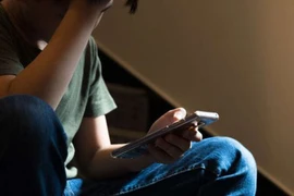 Phát hiện con xem phim "nóng", trừng phạt sẽ khiến trẻ cảnh giác hơn