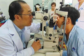 Bỏng mắt khi đang sửa bình ắc quy giúp hàng xóm