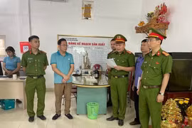 Cơ quan công an đọc lệnh khởi tố đối với Hoàng Văn Cường. Ảnh: Công an cung cấp.