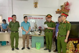 Cơ quan công an đọc lệnh khởi tố đối với Hoàng Văn Cường. Ảnh: Công an cung cấp.