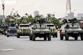 Ảnh: Hơn 6.000 người cùng xe bọc thép xuất quân bảo vệ Đại hội XIII của Đảng