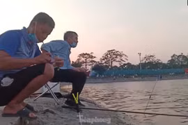 Câu cá, thu phế tại hồ công cộng ở Hà Nội: Chính quyền không biết thu tiền cho ai?