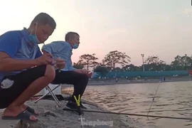 Câu cá, thu phế tại hồ công cộng ở Hà Nội: Chính quyền không biết thu tiền cho ai?