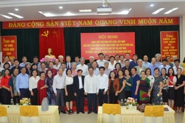 Các đại biểu tham dự tham dự Hội nghị chụp ảnh lưu niệm sau khi nắm rõ được những nội dung Kết luận, Quy định của Ban Chấp hành Trung ương Đảng lần thứ tư khóa XIII.