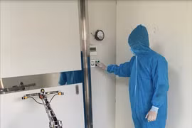  Robot khử khuẩn phòng cách ly