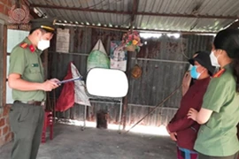 Cơ quan An ninh điều tra Công an tỉnh Bình Định thực hiện lệnh bắt tạm giam đối với bị can Trần Thị Kim Hoa.