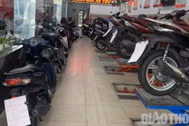 Ngay từ sáng sớm, rất đông xe đã xếp hàng tại đại lý Honda trên địa bàn quận Nam Từ Liêm để chờ được bảo dưỡng, sửa chữa.