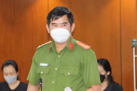 Thượng tá Huỳnh Quang Tuyến, Phó Trưởng phòng Tham mưu Công an TPHCM cung cấp thông tin tại buổi họp báo.